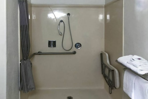 Foto van 1 kingsize bed | Rookvrij, koelkast - Vakantiehuis in Visalia - Facilities