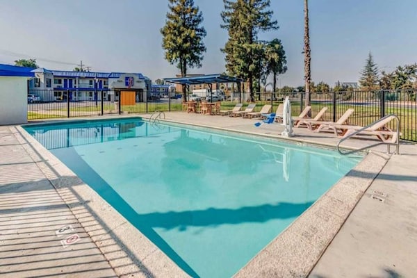 Foto van 1 kingsize bed | Rookvrij, koelkast - Vakantiehuis in Visalia - Pool