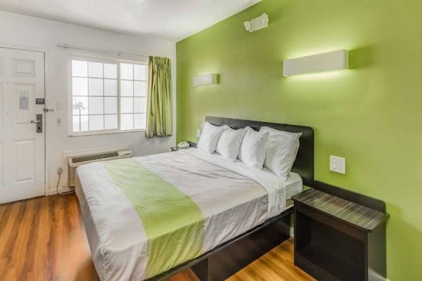 Foto van 1 kingsize bed | Badkuip met mobiele toegang Nsmk Micfridg - BedRoom
