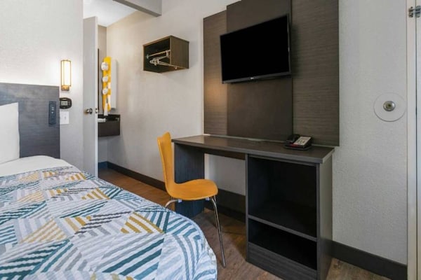 Foto van 1 Queensize Bed | Ns | Micfridge - Vakantiehuis in Merced - BedRoom