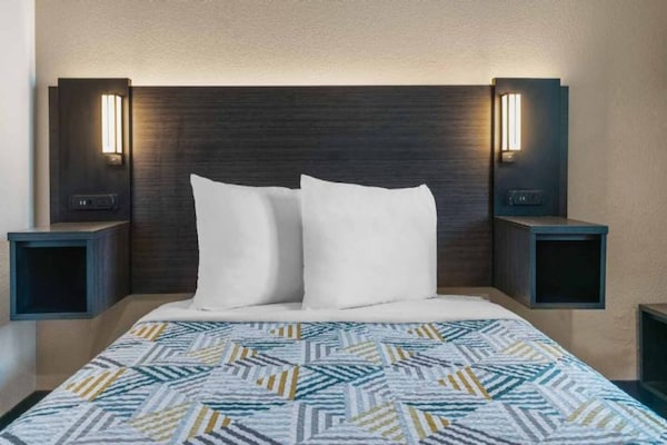 Foto van 1 Queensize Bed | Ns | Micfridge - Vakantiehuis in Merced - BedRoom