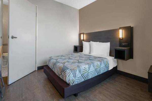 Foto van 1 tweepersoonsbed | Mobiele accessoires | Badkuip | NSMK | Koelkast - BedRoom