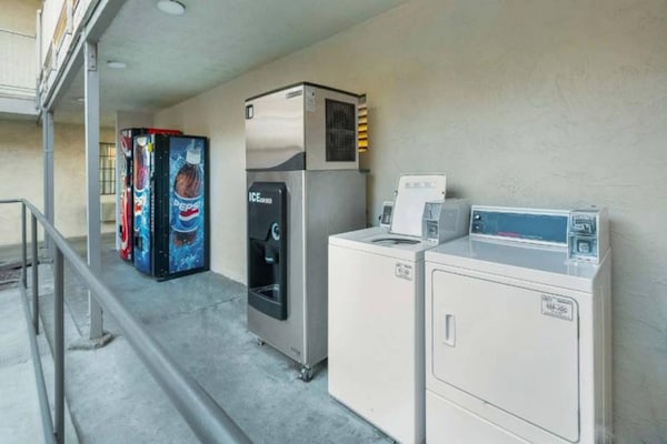 Foto van 1 tweepersoonsbed | Mobiele accessoires | Badkuip | NSMK | Koelkast - Facilities