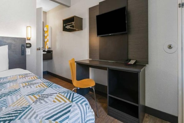 Foto van 1 tweepersoonsbed | Mobiele accessoires | Badkuip | NSMK | Koelkast - BedRoom