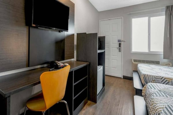 Foto van 1 tweepersoonsbed | Rolstoeltoegankelijk bad (Nsmk), Koelkast - BedRoom