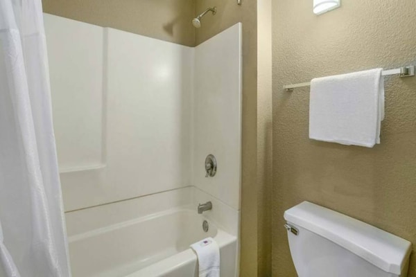 Foto van 1 tweepersoonsbed | Rolstoeltoegankelijk bad (Nsmk), Koelkast - BathRoom