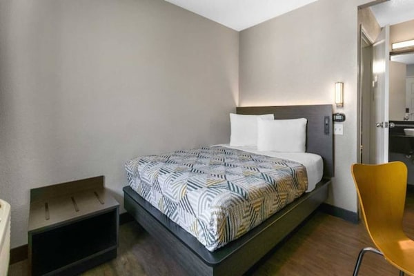 Foto van 1 tweepersoonsbed | Rolstoeltoegankelijk bad (Nsmk), Koelkast - BedRoom