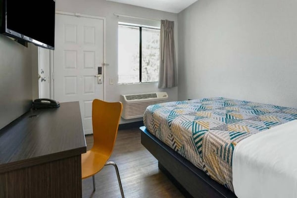 Foto van 1 tweepersoonsbed | Rolstoeltoegankelijk bad (Nsmk), Koelkast - BedRoom