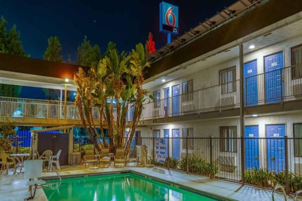 Foto van 1 Queensize Bed | Roken - Vakantiehuis in Merced - Pool