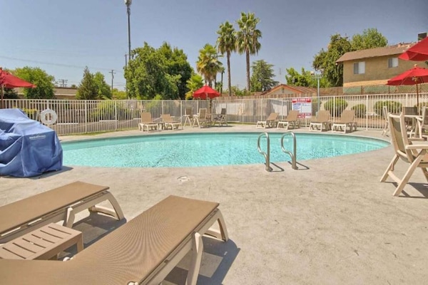 Foto van 1 tweepersoonsbed (Queensize) | Koelkast - Vakantiehuis in Fresno CA - Pool