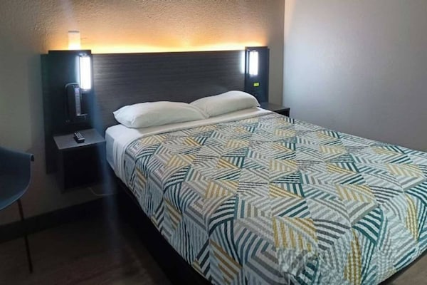 Foto van 1 tweepersoonsbed (Queensize) | Koelkast - Vakantiehuis in Fresno CA - BedRoom