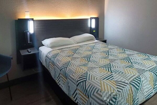 Foto van 1 tweepersoonsbed (Queensize) | Koelkast - Vakantiehuis in Fresno CA - BedRoom