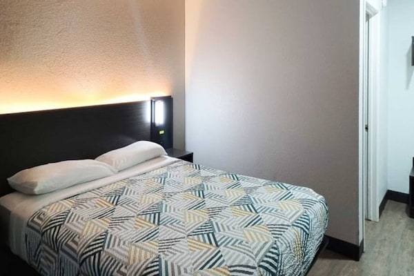 Foto van 1 tweepersoonsbed (Queensize) | Koelkast - Vakantiehuis in Fresno CA - BedRoom
