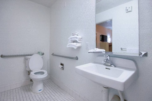 Foto van 1 tweepersoonsbed (Queensize) | Koelkast, rookwaren - Facilities