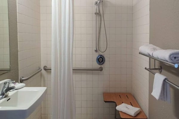 Foto van 1 tweepersoonsbed | Douche (conform ADA/RI-richtlijnen) - BathRoom