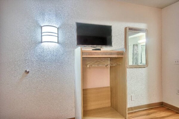 Foto van 1 tweepersoonsbed | Douche (conform ADA/RI-richtlijnen) - Facilities