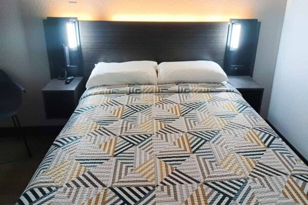 Foto van 1 tweepersoonsbed | Douche (conform ADA/RI-richtlijnen) - BedRoom
