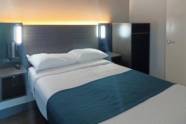 Foto van 1 tweepersoonsbed | Douche (conform ADA/RI-richtlijnen) - BedRoom
