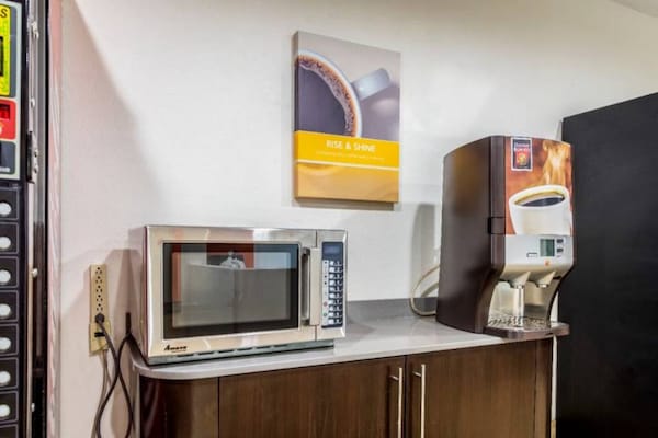 Foto van 1 tweepersoonsbed (queensize) | Rookvrij - Vakantiehuis in Indianapolis IN - FloorPlan