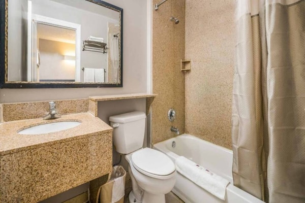 Foto van 1 tweepersoonsbed | Roken toegestaan - Vakantiehuis in Toms River - BathRoom