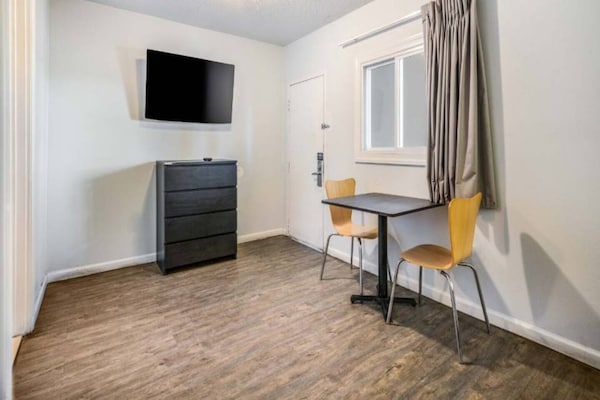 Foto van 1 tweepersoonsbed | Mobiliteit | Douche | Nsmk - Vakantiehuis in Toms River - BedRoom