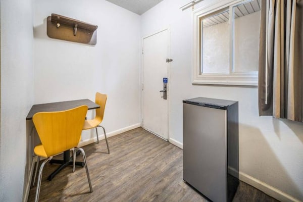 Foto van 1 tweepersoonsbed | Mobiliteit | Douche | Nsmk - Vakantiehuis in Toms River - BedRoom