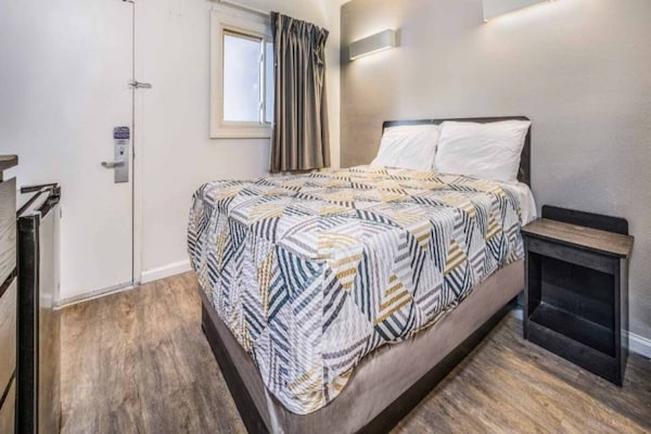 Foto van 1 tweepersoonsbed | Mobiliteit | Douche | Nsmk - Vakantiehuis in Toms River - BedRoom