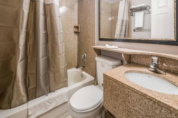 Foto van 1 tweepersoonsbed | Mobiliteit | Douche | Nsmk - Vakantiehuis in Toms River - BathRoom