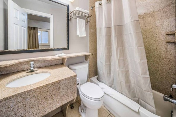 Foto van 1 tweepersoonsbed | Mobiliteit | Douche | Nsmk - Vakantiehuis in Toms River - BathRoom