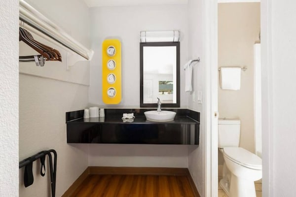 Foto van 1 tweepersoonsbed (queensize) | Rookvrij, minikoelkast - BathRoom