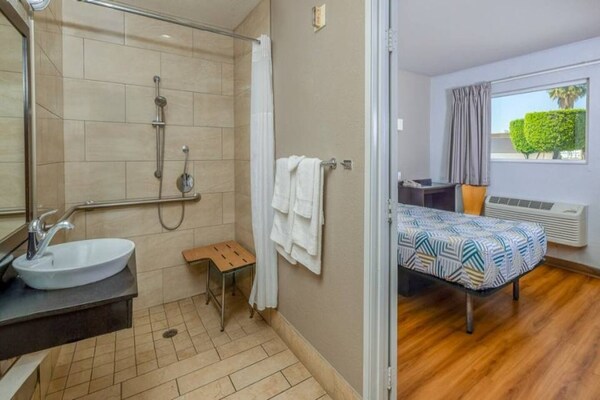 Foto van 1 tweepersoonsbed (queensize) | Rookvrij, minikoelkast - BathRoom