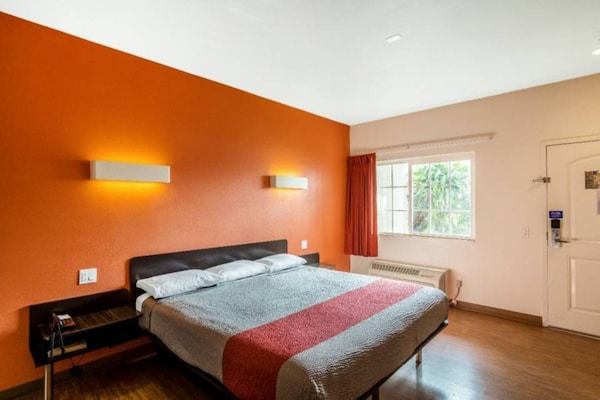 Foto van 1 kingsize bed | Rookvrij, koelkast - Vakantiehuis in Bell Gardens - Facilities
