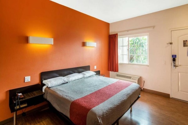 Foto van 1 kingsize bed | Rookvrij, koelkast - Vakantiehuis in Bell Gardens - BedRoom