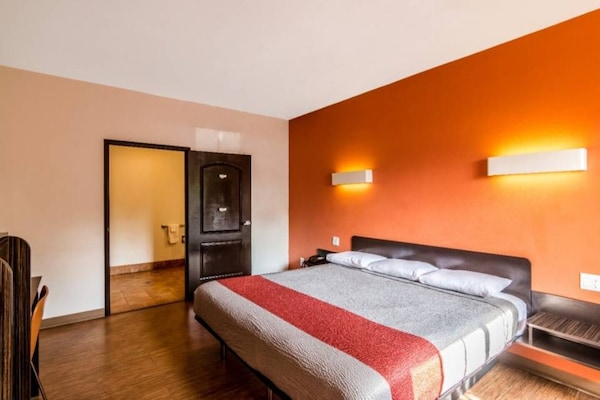 Foto van 1 kingsize bed | Roken toegestaan, koelkast aanwezig - Facilities