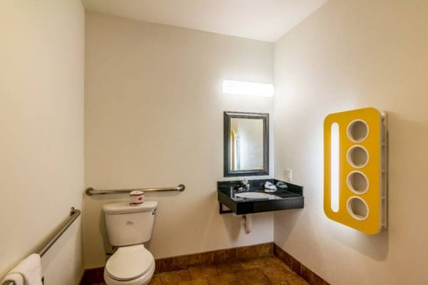 Foto van 1 kingsize bed | Roken toegestaan, koelkast aanwezig - Facilities