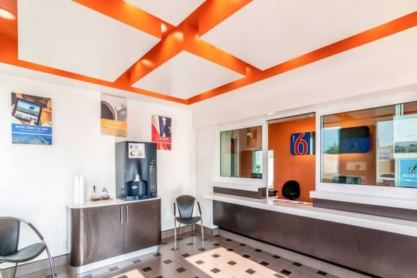 Foto van 1 kingsize bed | Roken toegestaan, koelkast aanwezig - FloorPlan