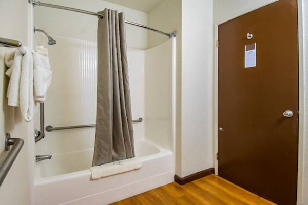 Foto van 1 kingsize bed | Rookvrij, Keuken - Vakantiehuis in Cypress - BedRoom