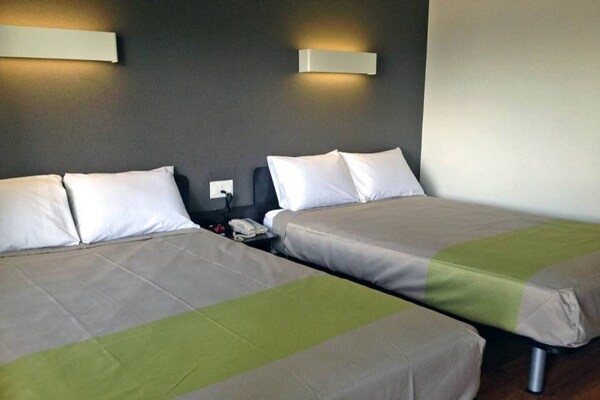 Foto van 1 kingsize bed | Rookvrij, Keuken - Vakantiehuis in Cypress - BedRoom