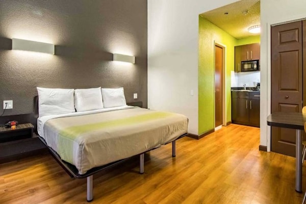 Foto van 1 King Bed | Mobil Access Tub Ns Kitchen - Vakantiehuis in Cypress - BedRoom