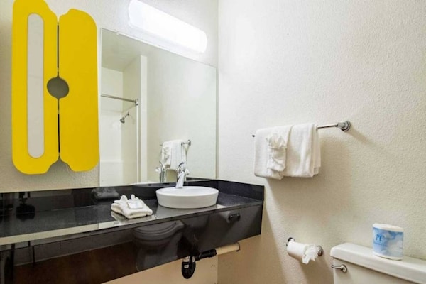 Foto van 1 King Bed | Mobil Access Tub Ns Kitchen - Vakantiehuis in Cypress - BathRoom