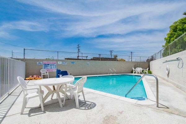 Foto van 1 King Bed | Mobil Access Tub Ns Kitchen - Vakantiehuis in Cypress - Pool