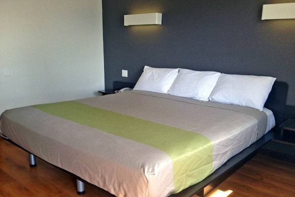 Foto van 1 King Bed | Mobil Access Tub Ns Kitchen - Vakantiehuis in Cypress - BedRoom