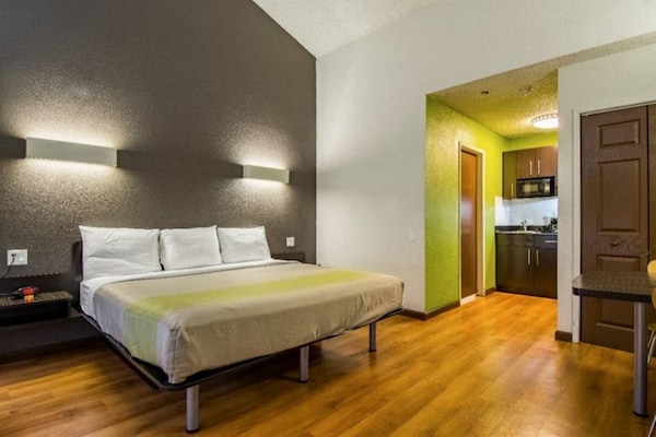 Foto van 1 Queensize Bed | Mobil Access Tub Ns Kitchen - Vakantiehuis in Cypress - BedRoom