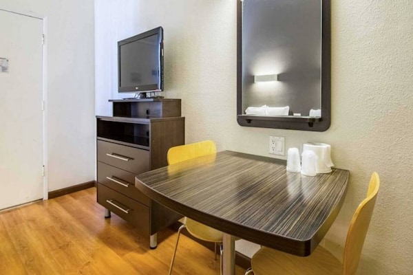 Foto van 1 Queensize Bed | Mobil Access Tub Ns Kitchen - Vakantiehuis in Cypress - Facilities