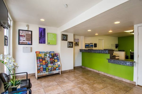 Foto van 1 Queensize Bed | Mobil Access Tub Ns Kitchen - Vakantiehuis in Cypress - FloorPlan
