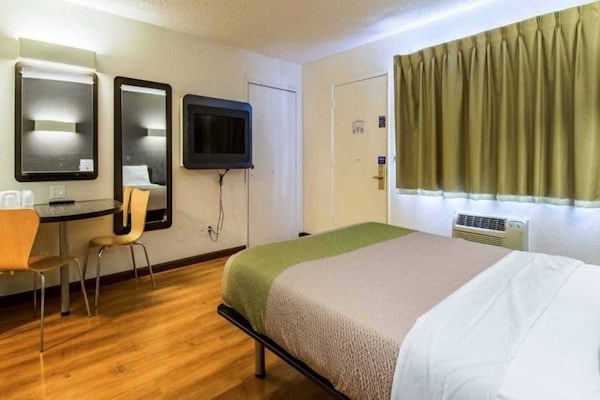 Foto van 1 Queensize Bed | Mobil Access Tub Ns Kitchen - Vakantiehuis in Cypress - BedRoom