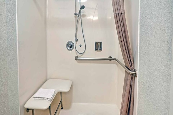 Foto van 1 Kingbed | Mini Koelkast - Vakantiehuis in Inglewood - BathRoom