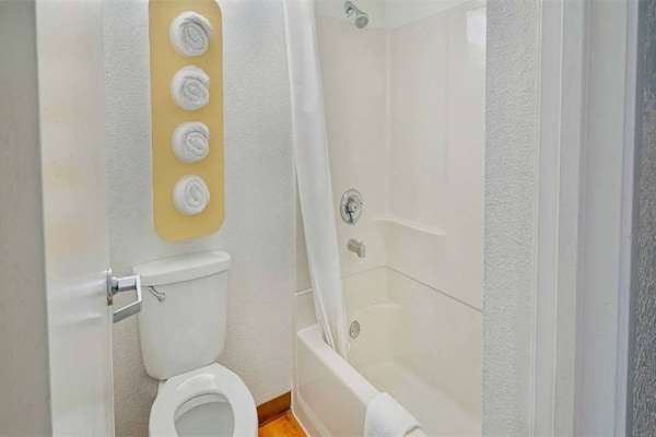 Foto van 1 Kingbed | Mini Koelkast - Vakantiehuis in Inglewood - BathRoom