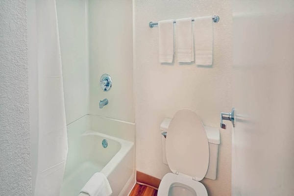 Foto van 1 kingsize bed | Inglewood - Vakantiehuis in Inglewood - BathRoom