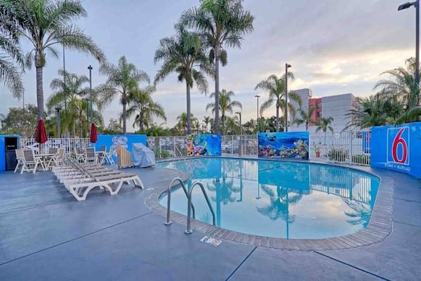 Foto van 1 kingsize bed | Inglewood - Vakantiehuis in Inglewood - Pool